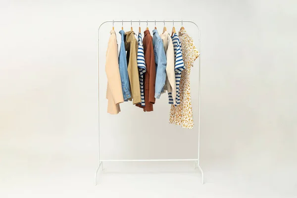 Porte Armoire Avec Des Vêtements Différents Concept Vêtements Différents — Photo
