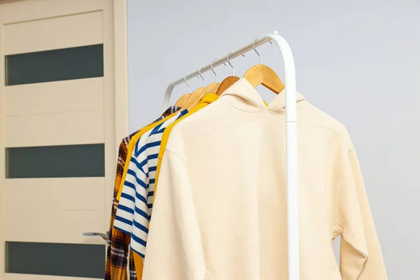 異なる服 異なる服の概念を持つワードローブラック — ストック写真