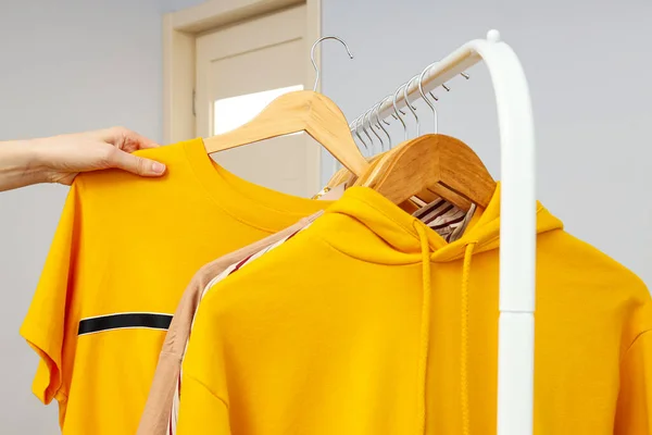 Garderobenständer Mit Verschiedenen Kleidungsstücken Konzept Der Verschiedenen Kleidungsstücke — Stockfoto