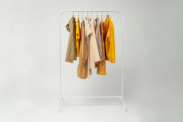 Garderobenständer Mit Verschiedenen Kleidungsstücken Konzept Der Verschiedenen Kleidungsstücke — Stockfoto
