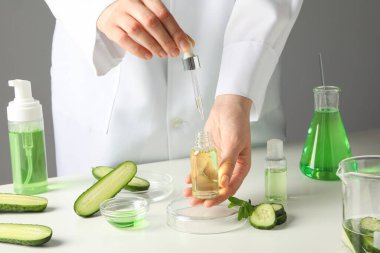 Yüz ve cilt bakımı kavramı - salatalık kozmetik