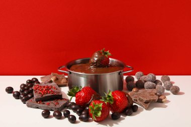 Lezzetli tatlı yemek kavramı - çikolatalı fondü