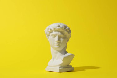 Sarı arka planda Davut 'un kafasının alçı heykeli