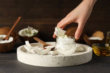 Hindistan cevizi ve hindistan cevizi yağı ile vücut bakımı kavramı