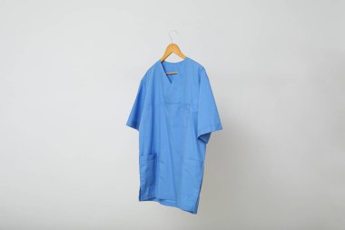 Mavi bir doktor üniforması Gri bir arka planda askıda