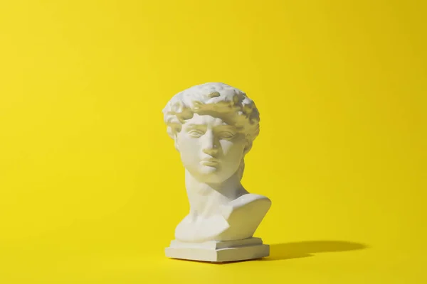 Tynk Posąg Głowy Dawida Żółtym Tle — Zdjęcie stockowe