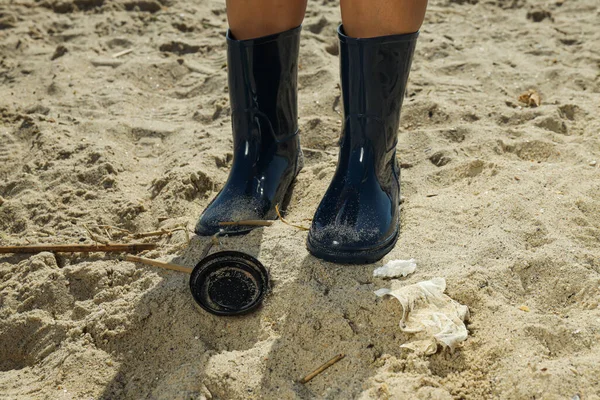 Beine Gummistiefeln Auf Sand Mit Müll — Stockfoto