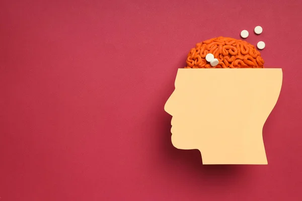 Papierkopf Mit Dekorativem Gehirn Auf Rotem Hintergrund Platz Für Text — Stockfoto