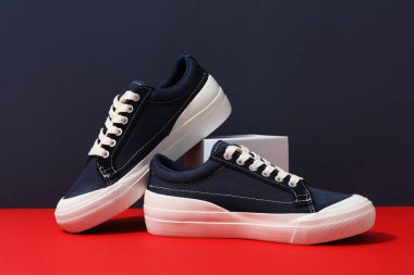 Farklı günlük kıyafet ve giysi kavramı - ayakkabılar