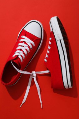 Farklı günlük kıyafet ve giysi kavramı - ayakkabılar