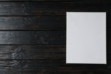 Koyu arkaplan arkaplan görünümünde fotoğraf çerçevesi