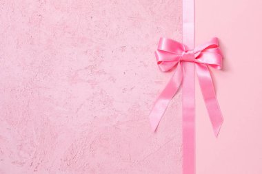 Farklı kurdeleler, hediye olarak kurdeleler ve hediyeler.