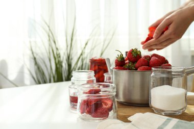 Lezzetli ve tatlı yemek yapma kavramı - çilek reçeli