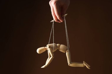 İnsanlar üzerinde kontrol ve diktatörlük kavramı