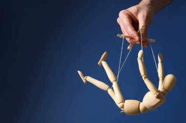 İnsanlar üzerinde kontrol ve diktatörlük kavramı