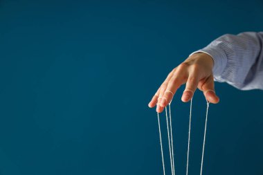 İnsanlar üzerinde kontrol ve diktatörlük kavramı