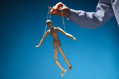 İnsanlar üzerinde kontrol ve diktatörlük kavramı