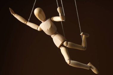 İnsanlar üzerinde kontrol ve diktatörlük kavramı