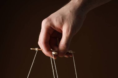 İnsanlar üzerinde kontrol ve diktatörlük kavramı