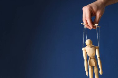 İnsanlar üzerinde kontrol ve diktatörlük kavramı