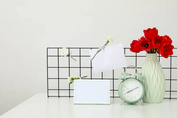 Saat Fotoğraf Çerçevesi Çiçeklerle Donatılmış Bir Masa — Stok fotoğraf