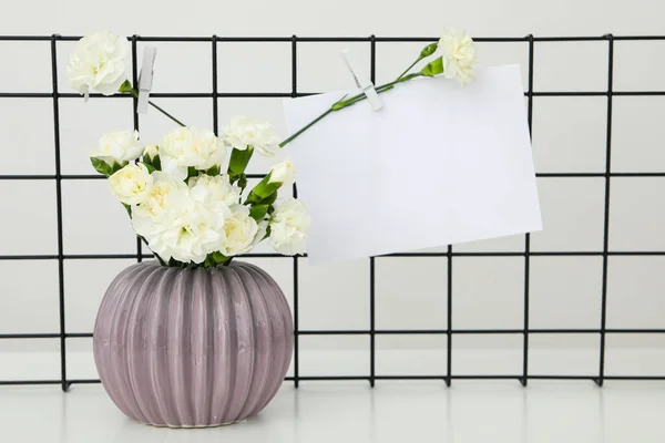 Vazo Güller Kartpostalın Yanındaki Masada — Stok fotoğraf