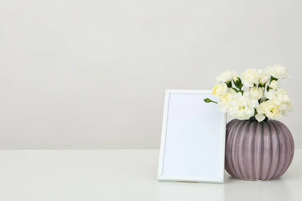 Vazo Güller Kartpostalın Yanındaki Masada — Stok fotoğraf