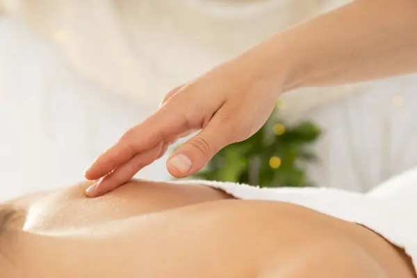 Jong Aantrekkelijk Vrouw Spa Genieten Massage — Stockfoto