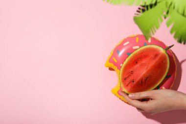 Yaz mevsimi kavramı ve taze karpuz