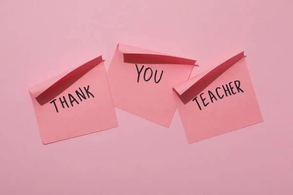 Tarrat Kirjoituksilla Kiitos Opettaja Vaaleanpunaisella Taustalla — kuvapankkivalokuva