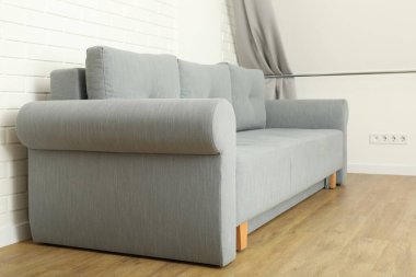 Beyaz duvarlı bir odada güzel, yumuşak bir kanepe.