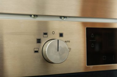 Modern bir bulaşıkçının kontrol panelinin yakın çekimi.