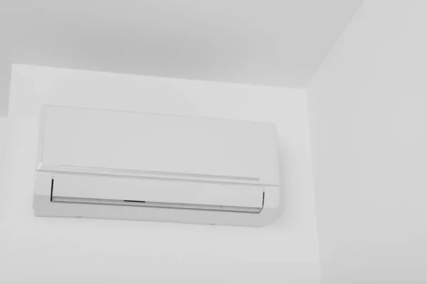 公寓墙上的白色空调机 — 图库照片