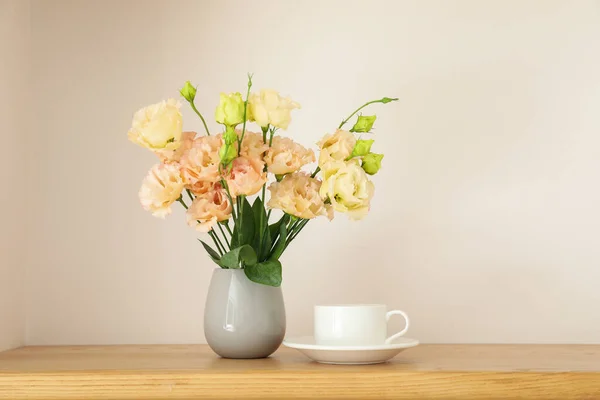 Masada Çiçekler Olan Bir Vazo Kahve — Stok fotoğraf