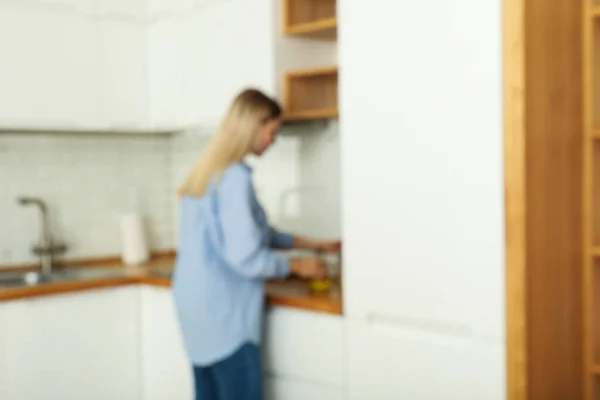 Młoda Kobieta Przygotowuje Śniadanie Kuchni — Zdjęcie stockowe