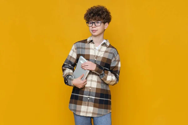 Adolescente Gafas Con Libros Sobre Fondo Amarillo — Foto de Stock