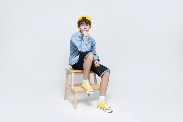 Atraktivní Chlapec Teenager Stylovém Sezení Židli — Stock fotografie