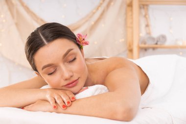 Spa kavramı, güzel genç bir bayanla rahatlamak ve kendine dikkat etmek.