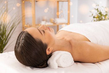 Spa kavramı, güzel genç bir bayanla rahatlamak ve kendine dikkat etmek.