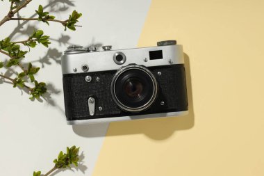 Geçmişe dönük fotoğraf makinesi ile boş zaman ve fotoğraf hobisi kavramı