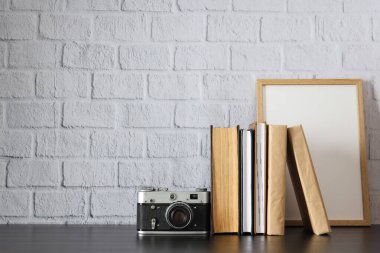 Geçmişe dönük fotoğraf makinesi ile boş zaman ve fotoğraf hobisi kavramı