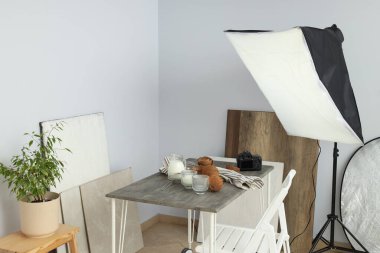 Fotoğraf stüdyosu objektif fotoğrafçılık için donatılmıştır.