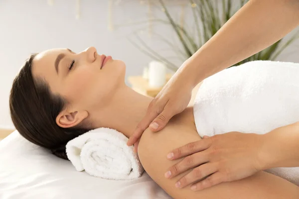 Junge Attraktive Frau Wellnessbereich Genießt Massage — Stockfoto