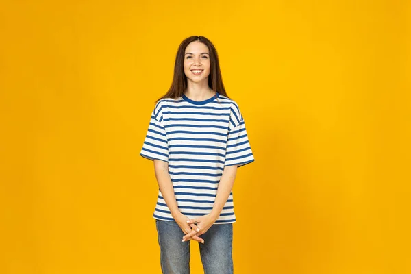 Una Joven Con Una Camiseta Rayas Sonríe Sobre Fondo Amarillo —  Fotos de Stock