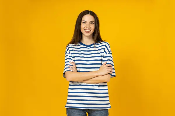 Una Joven Con Una Camiseta Rayas Sonríe Sobre Fondo Amarillo —  Fotos de Stock