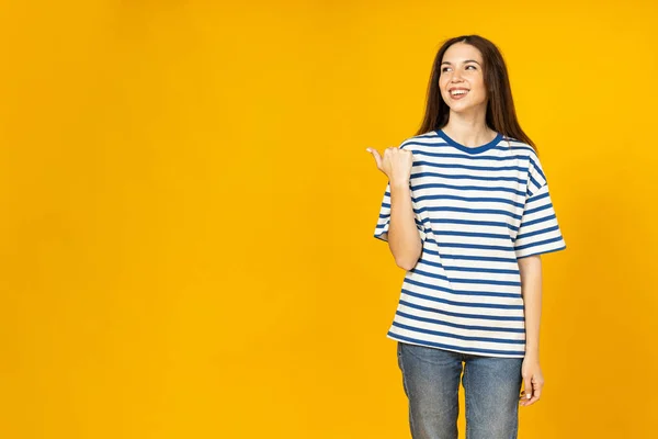 Çizgili Tişörtlü Genç Bir Kadın Sarı Arka Planda Gülümsüyor Mesaj — Stok fotoğraf