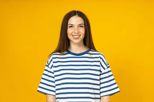 Μια Νεαρή Γυναίκα Ριγέ Μπλουζάκι Χαμογελάει Κίτρινο Φόντο — Φωτογραφία Αρχείου