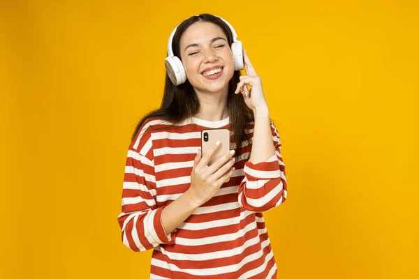 Młoda Kobieta Koszulce Paski Słucha Muzyki Słuchawkach Żółtym Tle — Zdjęcie stockowe