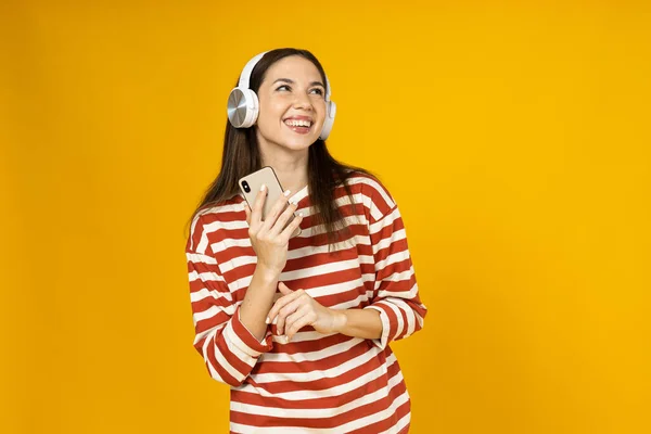 Młoda Kobieta Koszulce Paski Słucha Muzyki Słuchawkach Żółtym Tle — Zdjęcie stockowe