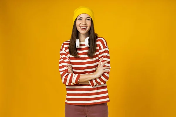 Μια Νεαρή Γυναίκα Ριγέ Μπλουζάκι Ακουστικά Χαμογελάει Κίτρινο Φόντο — Φωτογραφία Αρχείου
